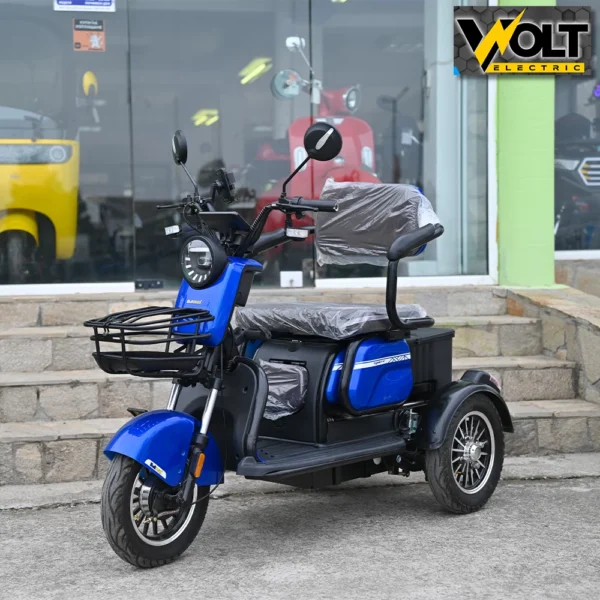 Електрическа триколка bullmax c2 с 5 батерии, 3 места, крачна спирачка, led дисплей, 1500w/60v/20ah, син цвят