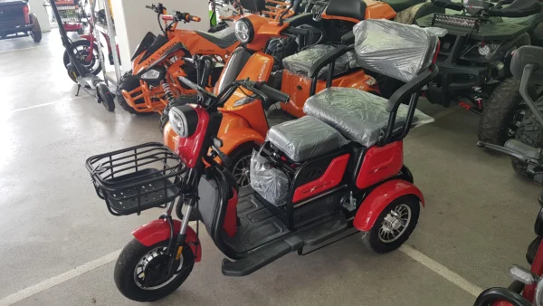 Електрическа триколка max motors x1 1500w, 48v,20ah, задно предаване, крачна спирачка, 2+1 места